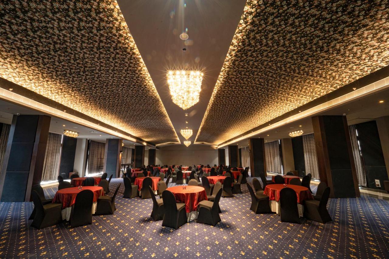 Essentia Luxury Hotel Indore Ngoại thất bức ảnh