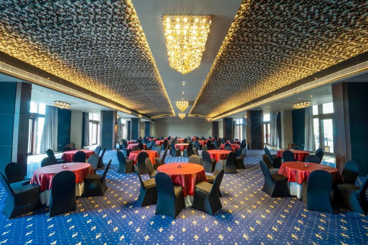 Essentia Luxury Hotel Indore Ngoại thất bức ảnh