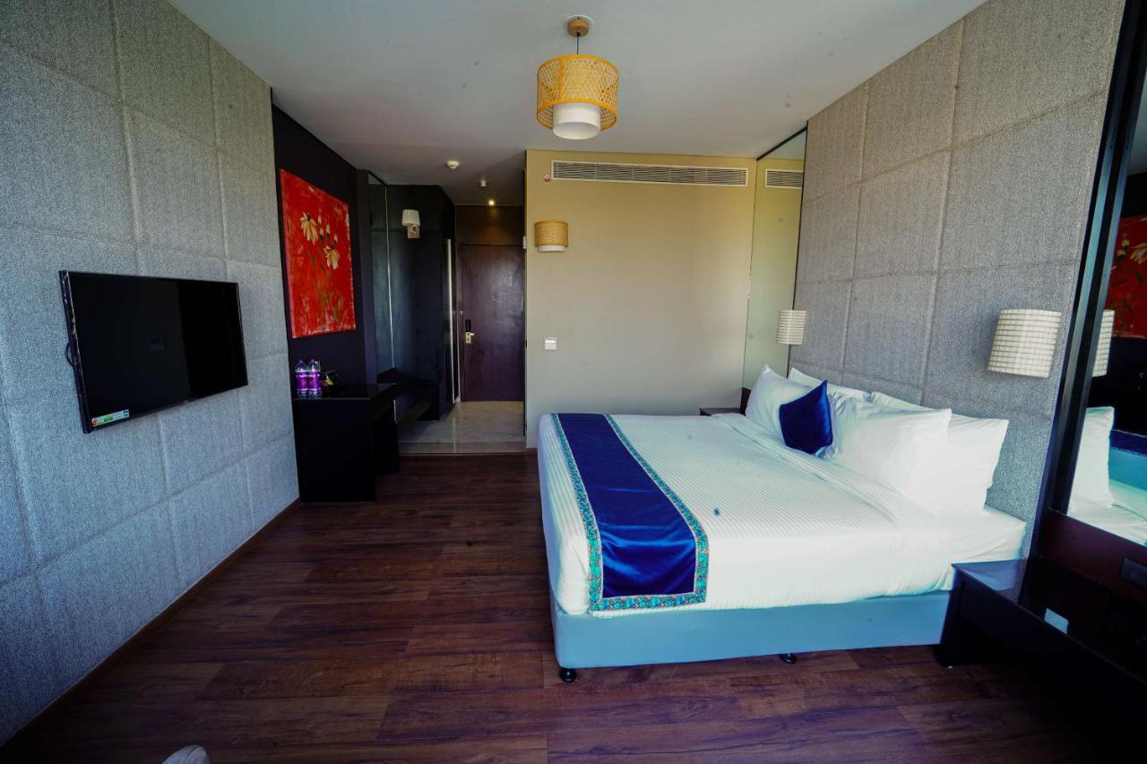 Essentia Luxury Hotel Indore Ngoại thất bức ảnh