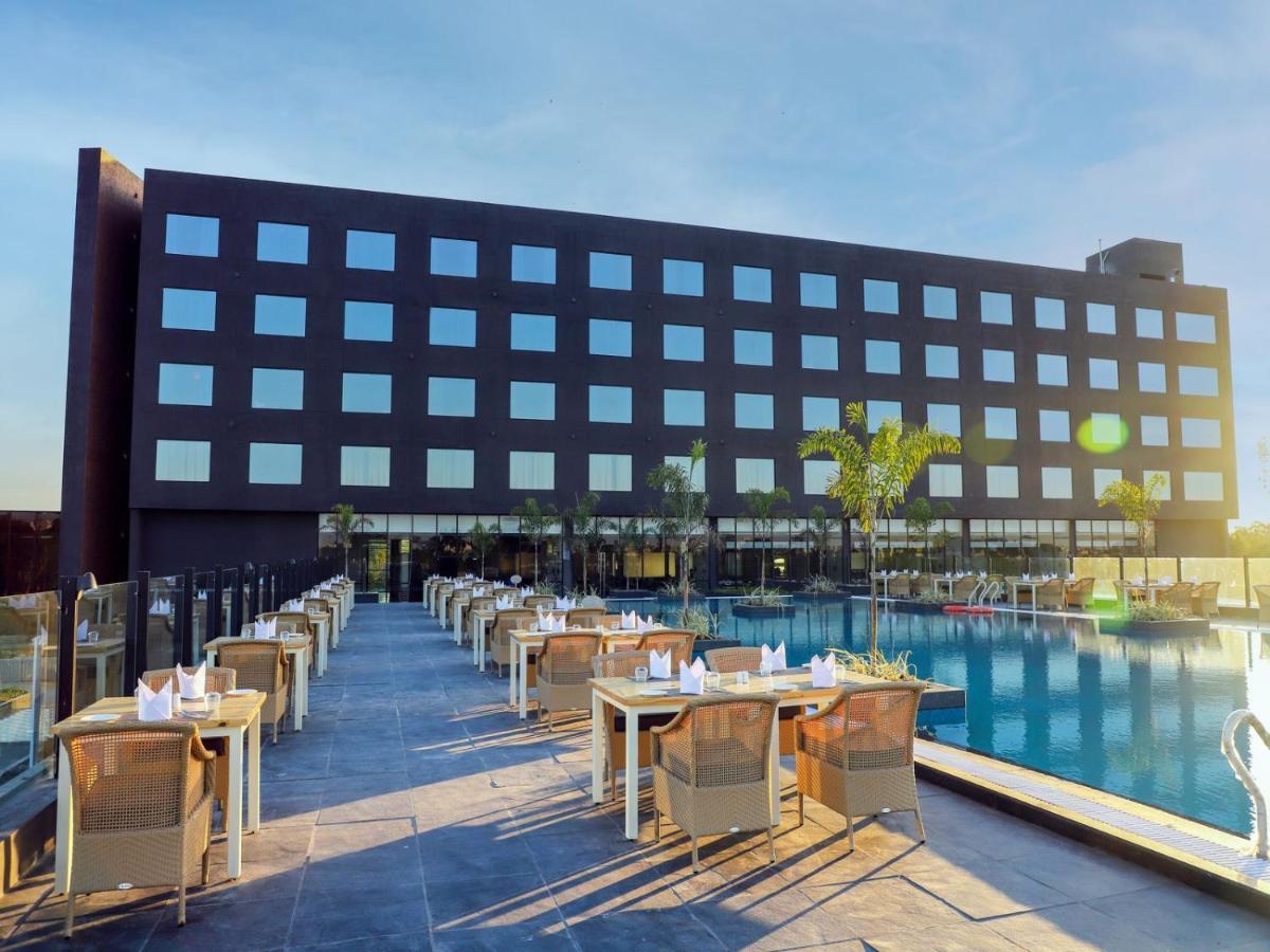 Essentia Luxury Hotel Indore Ngoại thất bức ảnh
