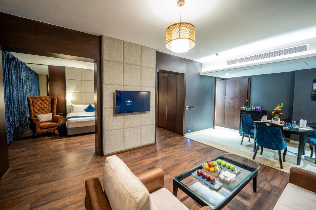 Essentia Luxury Hotel Indore Ngoại thất bức ảnh
