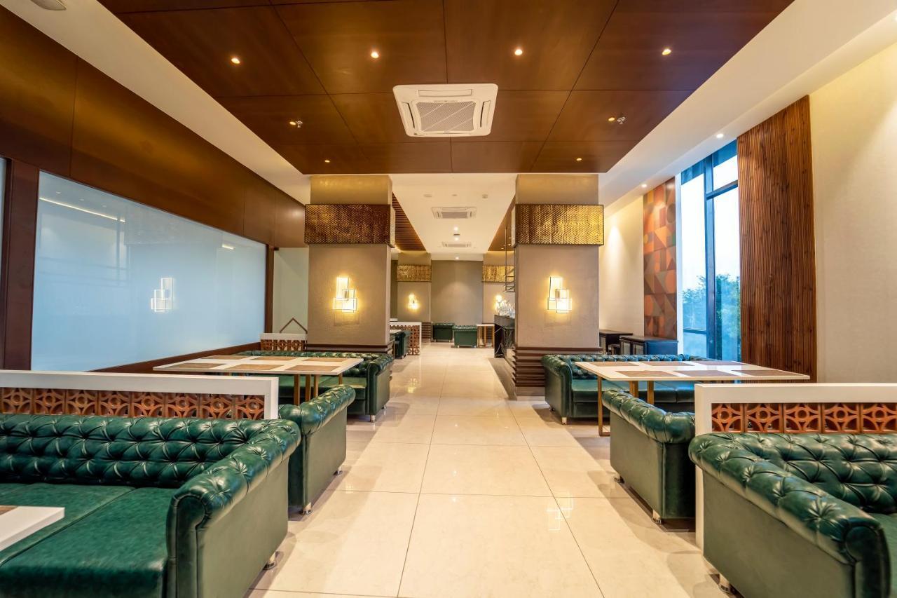 Essentia Luxury Hotel Indore Ngoại thất bức ảnh