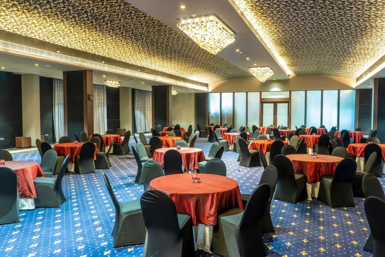 Essentia Luxury Hotel Indore Ngoại thất bức ảnh
