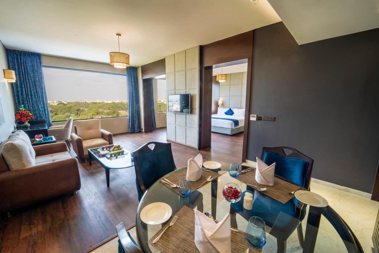 Essentia Luxury Hotel Indore Ngoại thất bức ảnh