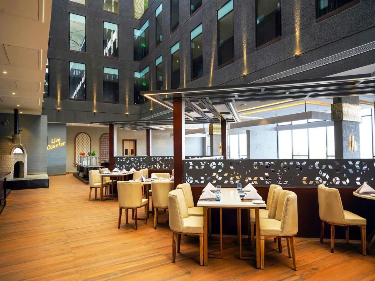 Essentia Luxury Hotel Indore Ngoại thất bức ảnh