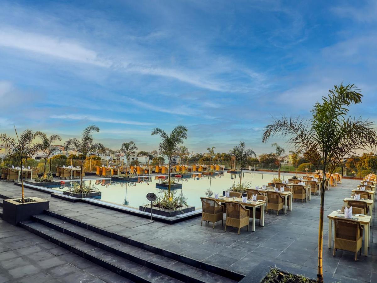 Essentia Luxury Hotel Indore Ngoại thất bức ảnh