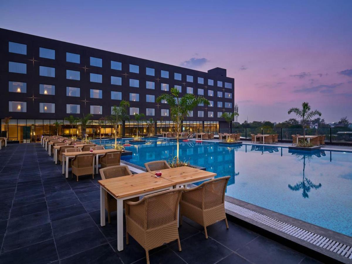 Essentia Luxury Hotel Indore Ngoại thất bức ảnh