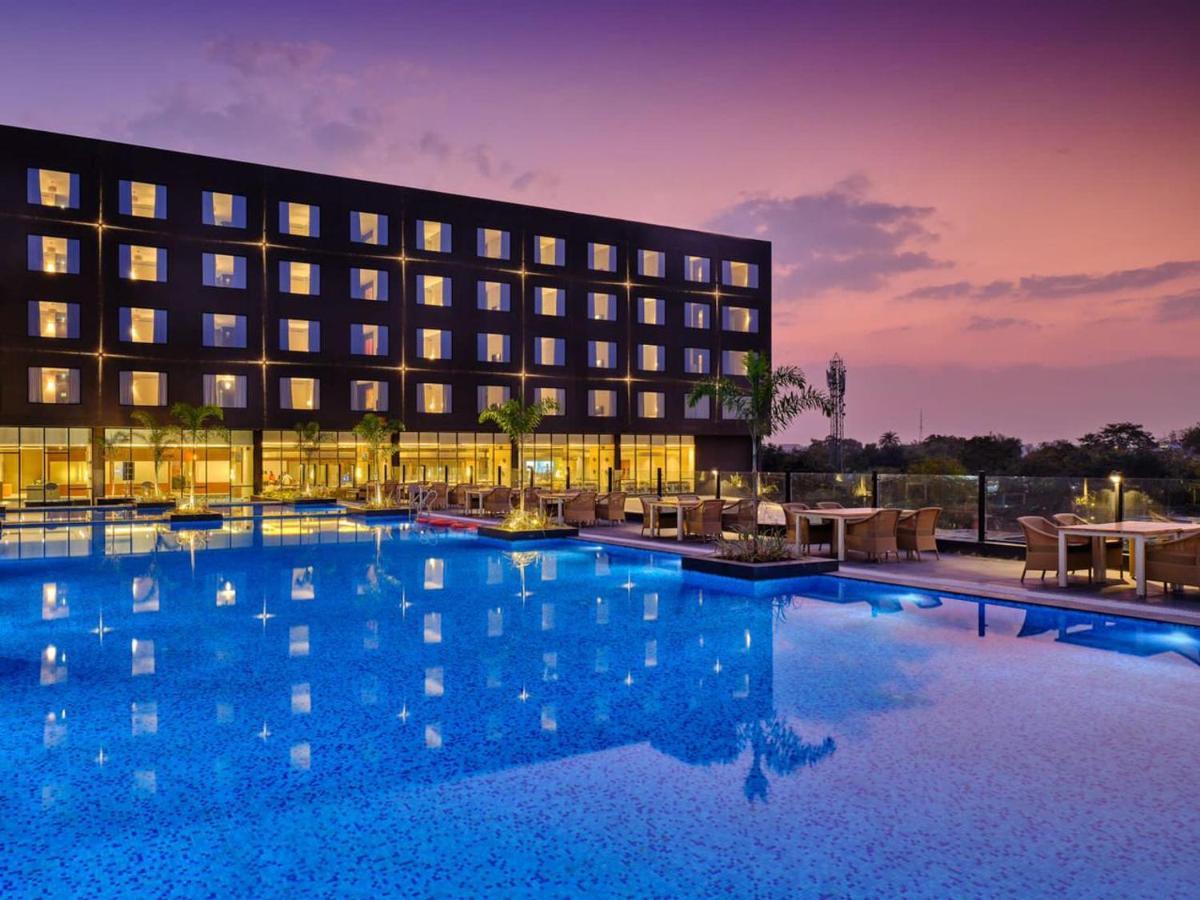 Essentia Luxury Hotel Indore Ngoại thất bức ảnh
