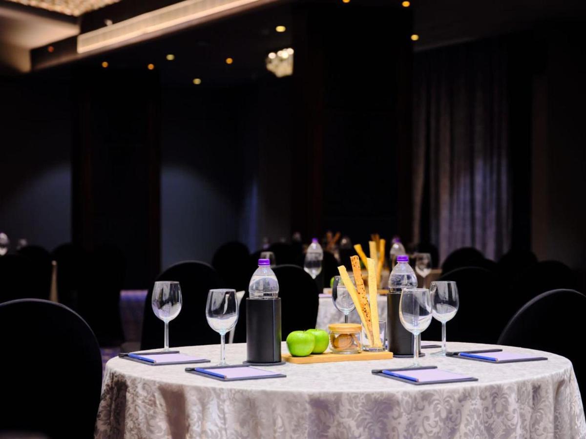 Essentia Luxury Hotel Indore Ngoại thất bức ảnh