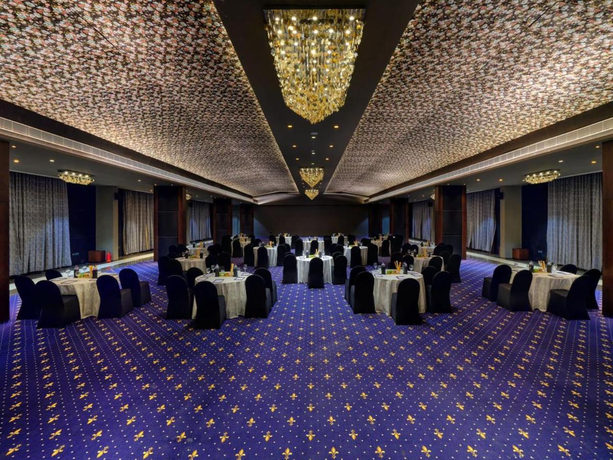 Essentia Luxury Hotel Indore Ngoại thất bức ảnh