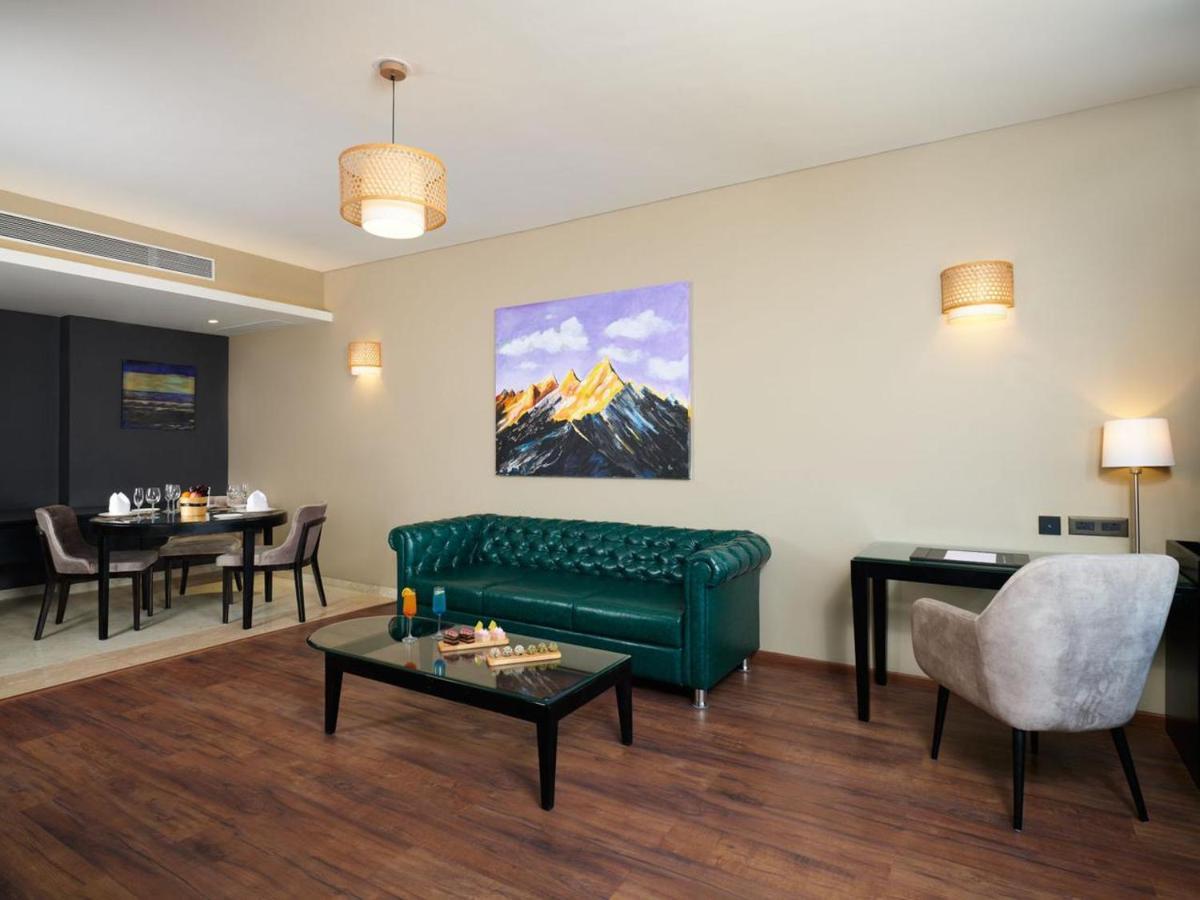 Essentia Luxury Hotel Indore Ngoại thất bức ảnh