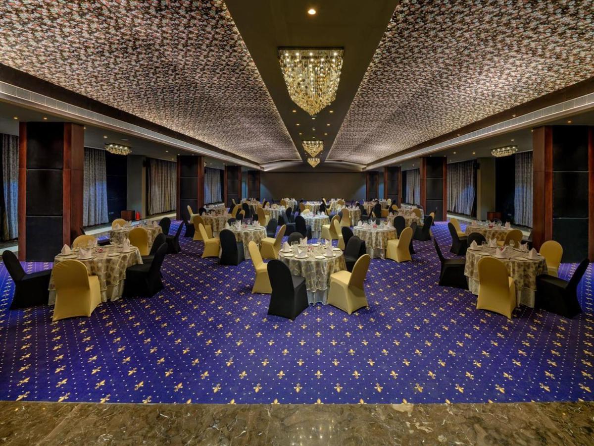 Essentia Luxury Hotel Indore Ngoại thất bức ảnh