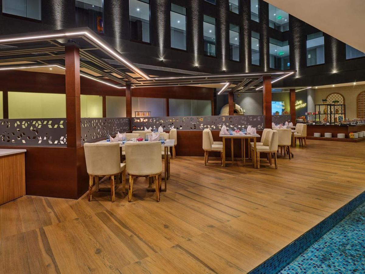 Essentia Luxury Hotel Indore Ngoại thất bức ảnh