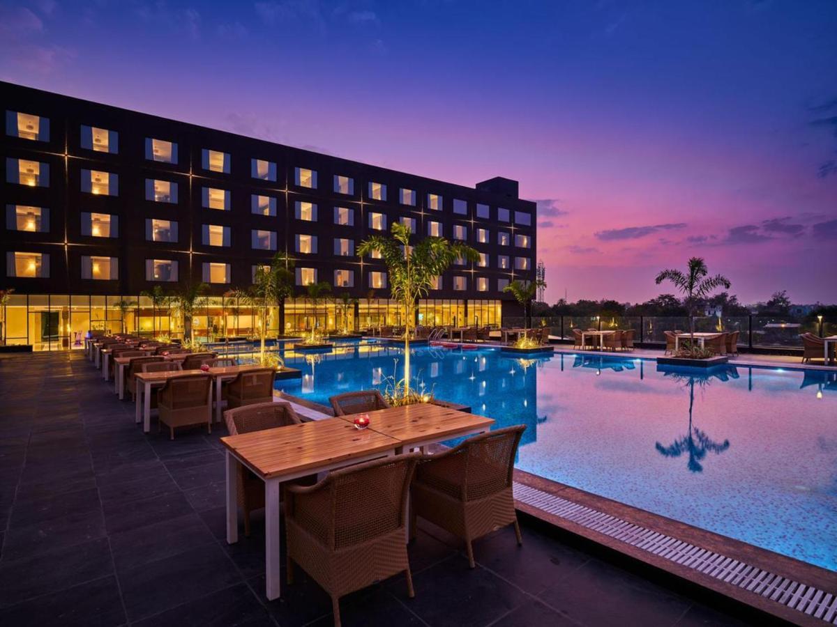 Essentia Luxury Hotel Indore Ngoại thất bức ảnh