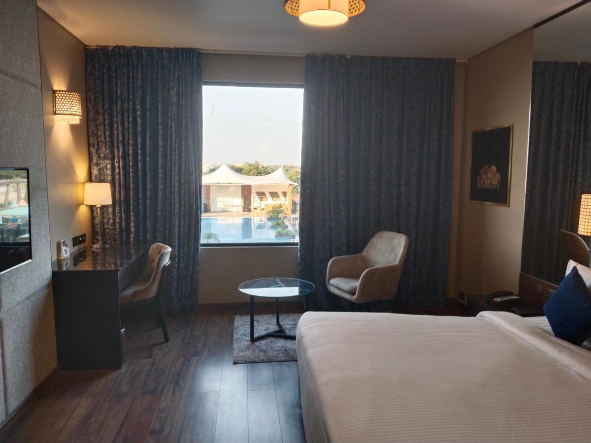 Essentia Luxury Hotel Indore Ngoại thất bức ảnh